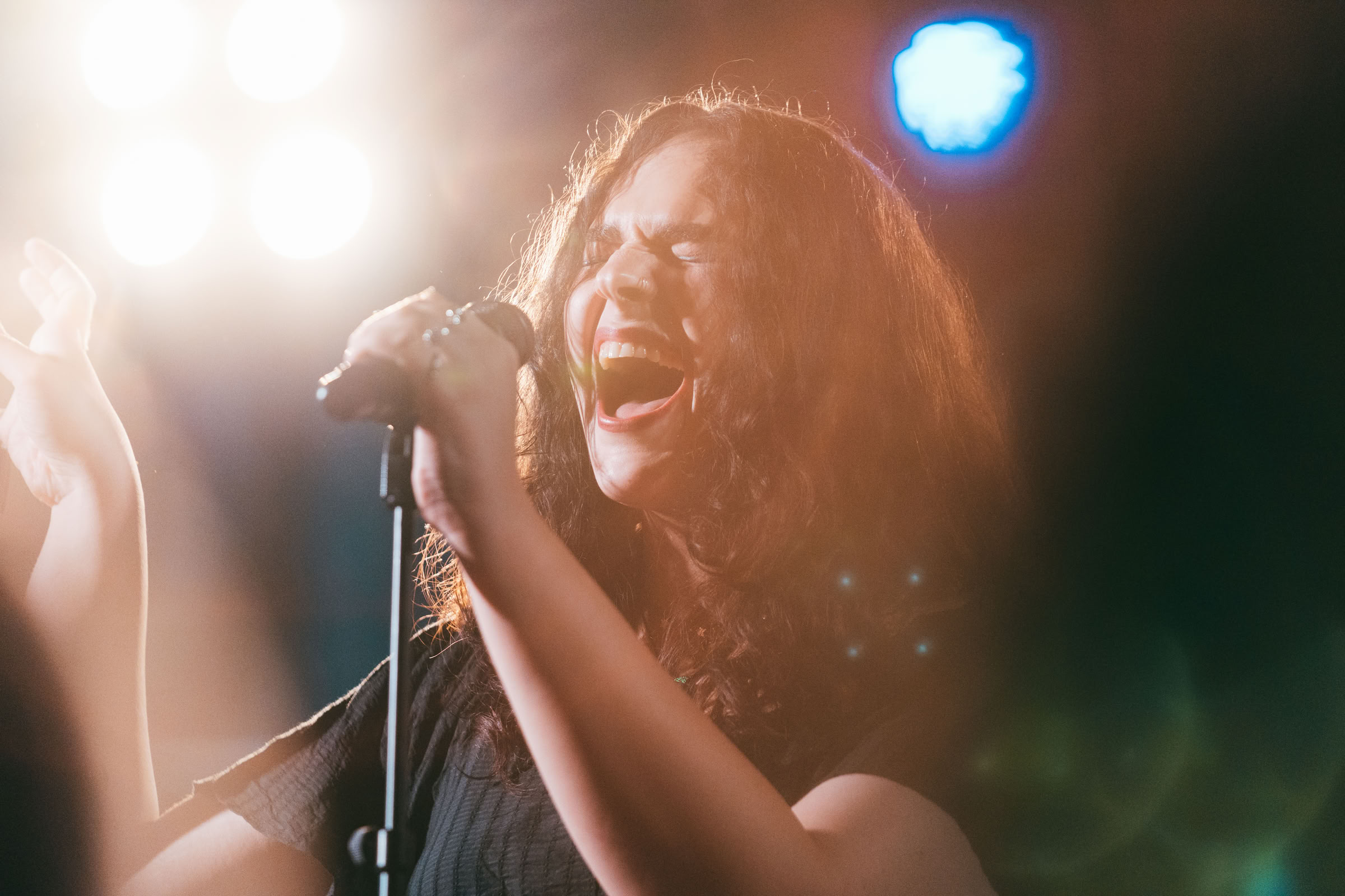 Santamarea — cantante, emozione pura in controluce